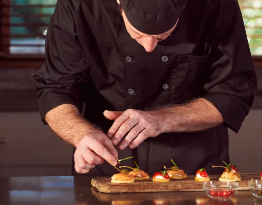 Chef privado emplatando canapés de alta cocina a domicilio